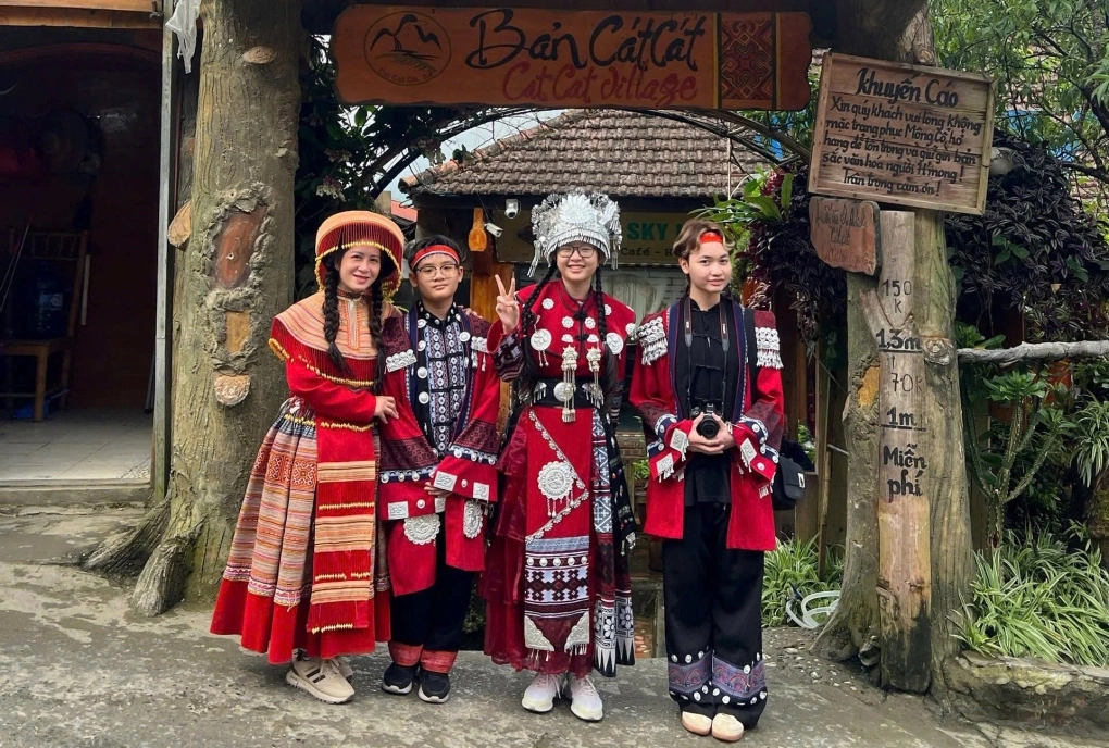 Du Khách đến Bản Cát Cát
